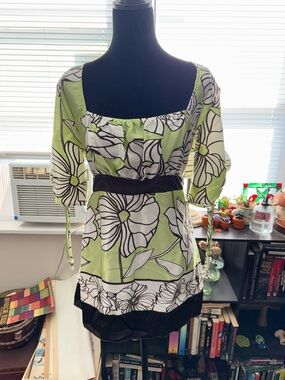 Studio Y Green and White Floral Puff-Sleeve Tunic with Black Waistband